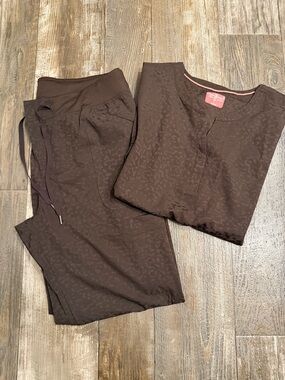 Women's Brown Printed Scrub Set - Soft Knit Waistband